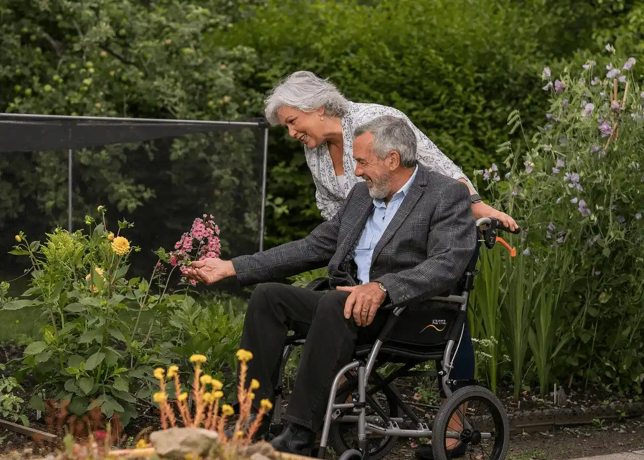 Couple de personnes âgées dans un parc