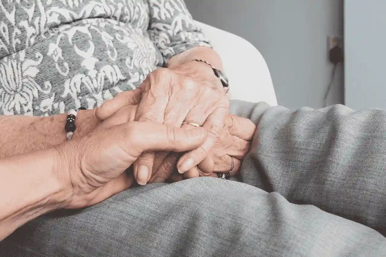 Services pour personnes âgées 8 aidant proche tenant la main d'une personne âgée